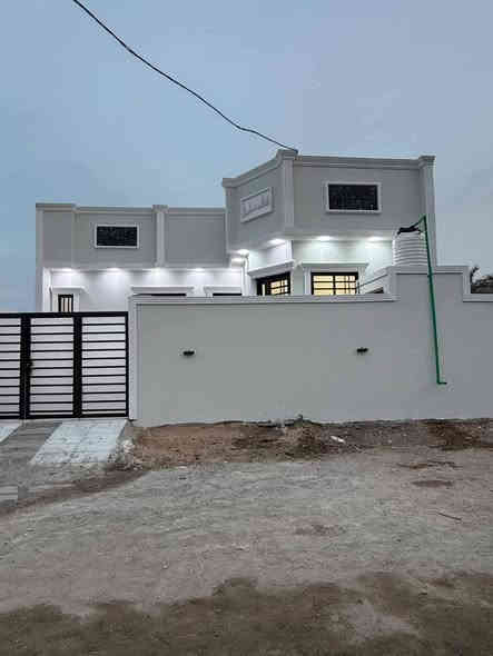 مساحه ٢٥٠ متر يحتوي على ٣ غرف نوم وصاله ومطبخ بارد ومطبخ وحمام وديوانيه ومجمع صحيات 
الموقع البصره محوله الزهيري جميع الخدمات متوفره سعر 137 وبي مجال *********** البصرة
