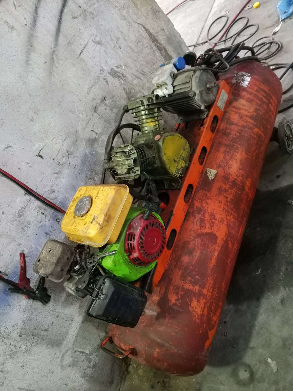 كمبريسر 200L شغال بانزين وكهرباء هسة جبتلة ماطور مستخدم بعدني مشادة شوفت عينك ب250 وبي مجال بسيط مكاني مدينة ***********
