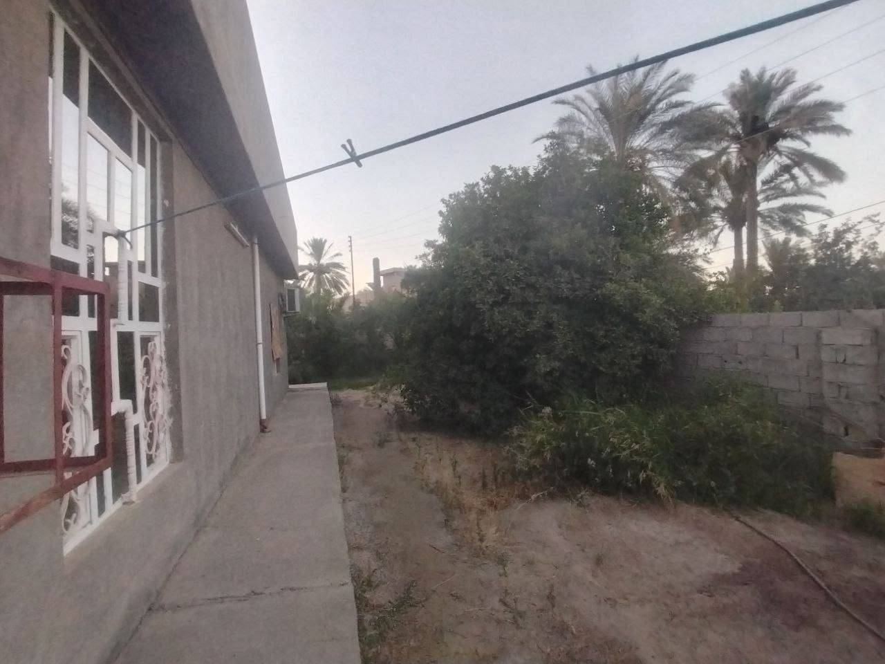 سلام عليكم بيت للبيع بمساحه 800متر  (زراعي) الموقع بغداد ناحية المشاهدة قرية البوفراج قرب جامع الانصار مع العلم البيت من اداخل مؤثث بسيراميك متكامل والسطح مغلف بشتايكر مع حديقة اماميه وخلفيه كامل للسكن الاستفسار الاتصال على الرقم ***********
