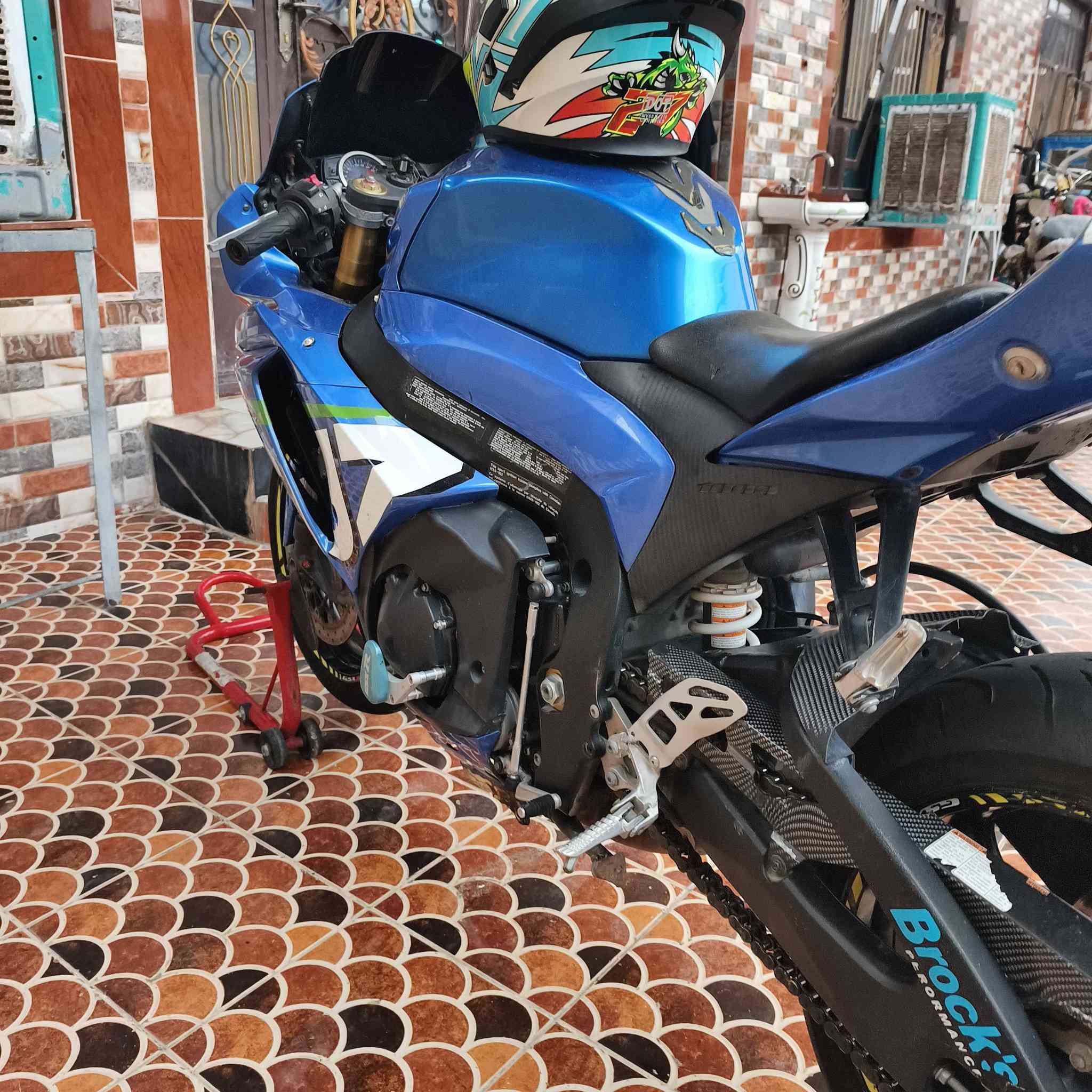 السـلام ؏ـليڪم ♥️👋🏻" 
سازوكي جكسر 2014  🏍
محرك 1000 يعني طلقه شرط  💨⚡️
عليها برمجه من خارج  سيرفز ضمان 💨⚡️
+ هدرز تيتانيوم بروكس اصلي .🔈
كير مكينة مكفولات كهربائيات ✅
اوراق  كمركها مدفوع 
مكان #الدجيل 
السعر 48 بسيط حك جيه فقط شراي مارجعه  💵
☎️***********
مو شراي تعليق حلو مثلك
