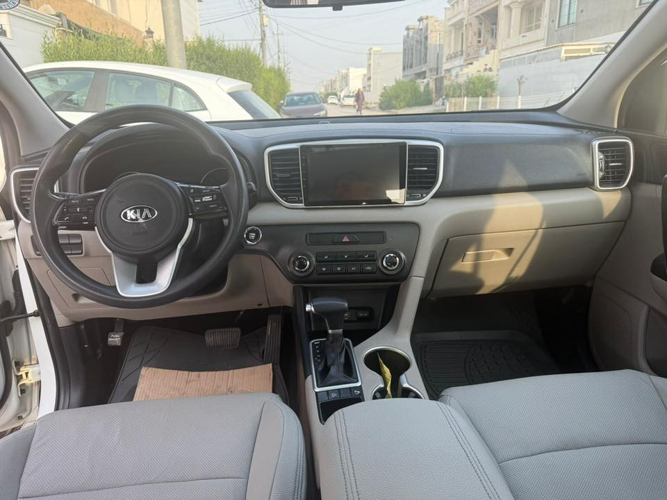 السلام عليكم 
كيا سبورتج موديل ٢٠١٩ 
خليجي مكفوله من الصبغ والضربه والبارد 
ماشي ١٥٠ مواصفات فول بانوراما بصمه عمل السيارة جديده بمعنى الكلمه رقم اربيل السنوية ورقم وهزه جديده السعر ١٨٨ ورقه للاتصال *********** موجوده بالاعظميه او في اربيل داخل جلد
