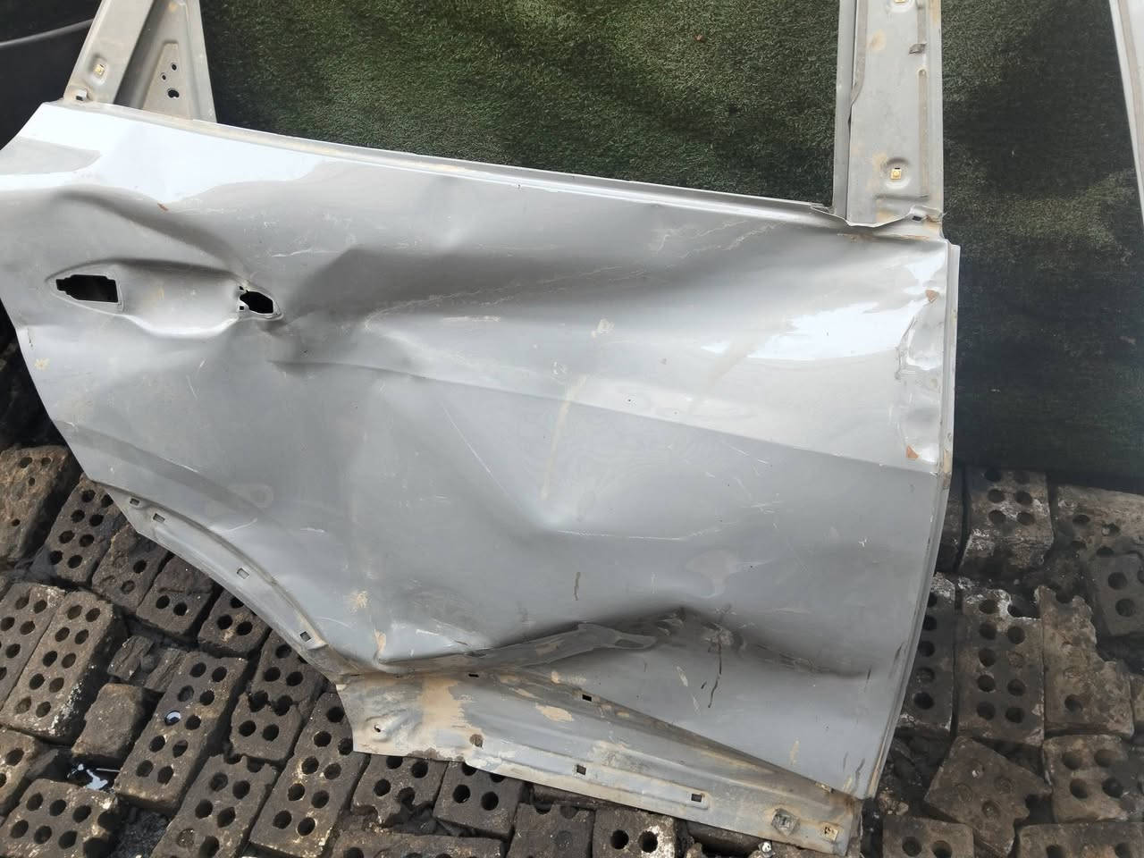 السلام عليكم 
بيبان ثنين لون سمنتي سيارة سبورتج أمريكي 23 صفحة اليمنى وجادر تفصال ياباني للبيع 
***********
