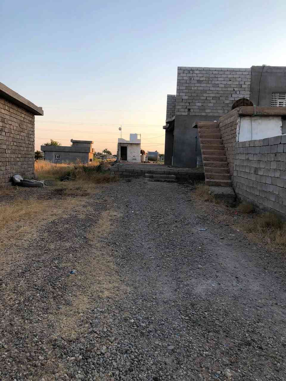 السلام عليكم  بيت اللبيع 
الطابق الأرضي:
مطبخ 5×4
ديوانيه  6×4
صالة 5×6
غرفتين نوم 4×4
حمام خارجي 
حمام  داخلي 2×2
مكان حديقه 
الطابق الثاني: مكامل 
غرفة نوم 4×8 مع حمام
غرفة نوم 5×4
كراج سياره 5×9
ماء وكهرباء نظامية واصلة
الشارع مبلط
منطقة سكنية هادئة
العنوان سموم الكارت 
الاستفسار ‭***********
