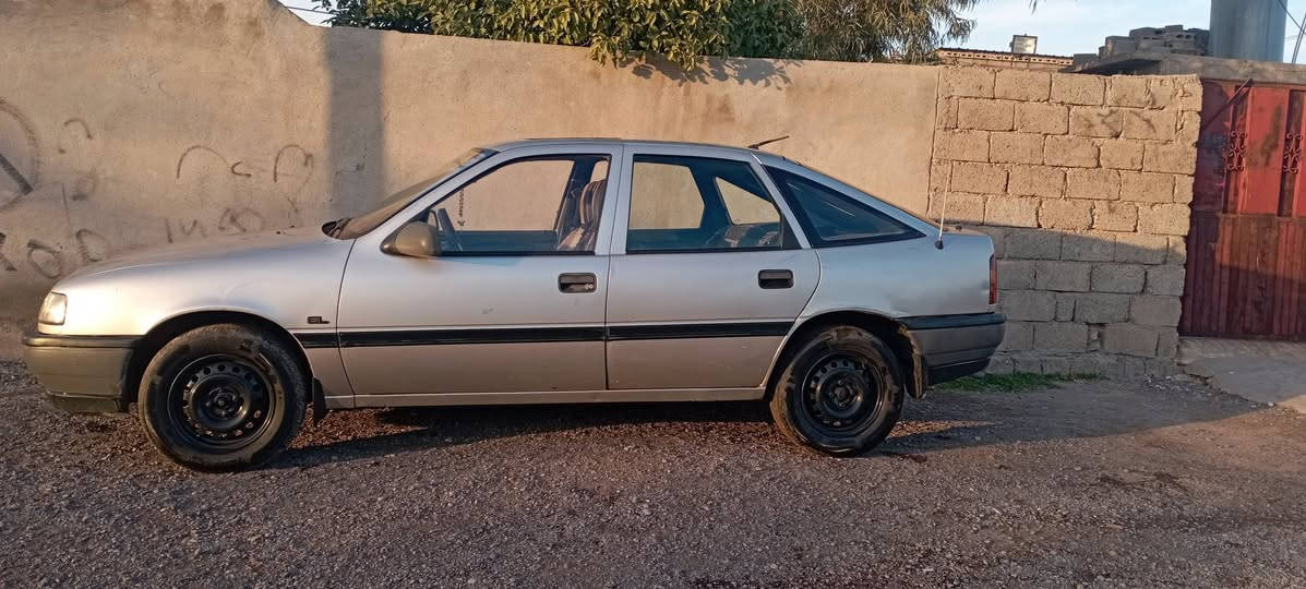 السلام عليكم 
اوبل فكترا للبيع 
حجم 18 
سياره وضع شركه 
لاصبغ ولا قحلان والاتبديل 
سياره مال جنيه 
محرك كير كلو شرط 
السياره جديده ونظيفه 
رقم نينوى سنويه عظم
كلها عل بلادي هاذا رقم صاحب السياره رقم الهاتف  ***********
