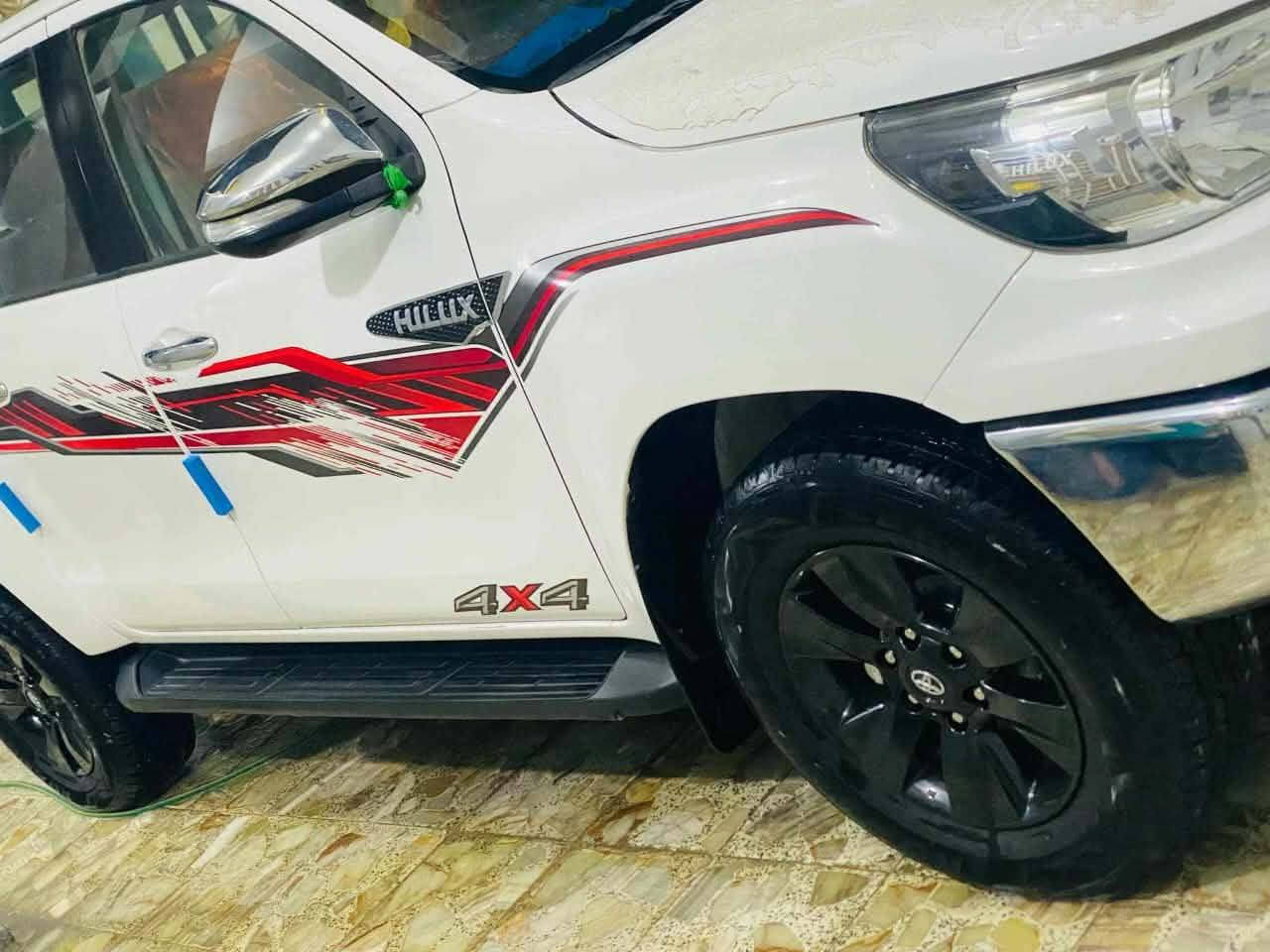 سلام عليكم
هايلوكس فرويل كويتي ساير فول مواصفات عده البصمه 
سياره كفالة عامه 
مكينه كير حداديه مكفوله 

رقم بابل نكليزي بسمي 
مكان سياره ديوانيه 
***********
