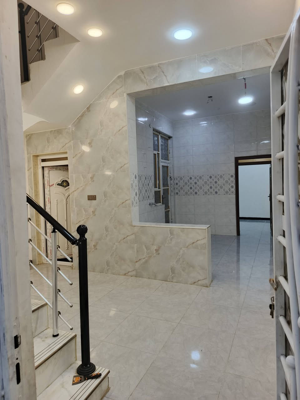 ‏بيت للبيع مساحه 100 م   طابو صرف
‏يحتوي على استقبال وغرفه ومطبخ 

‏وصحيات داخليه وخارجيه بناء 2025  

‏طابوك صب كونكريت السطح اشتاكير 

‏البيت فارغ وجاهز للسكن 

‏العنوان الاسكان الصناعي النزله الاوله 

‏المربع الذهبي على شارع تبليط 

‏السعر 100  وبي مجال قليل

رقم الهاتف    ***********
