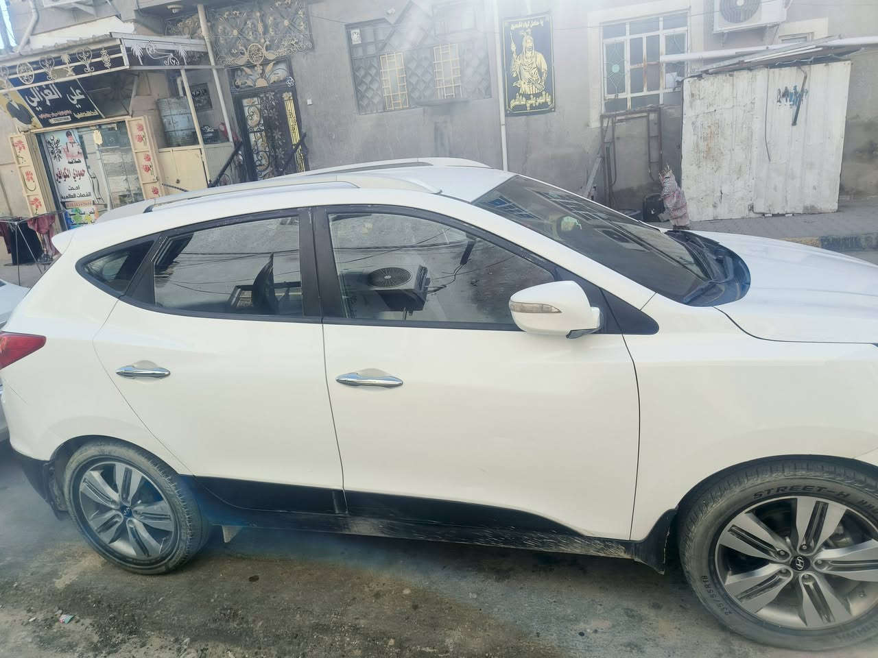 السلام عليكم اللهم صلي على محمد وآل محمد
توكسان 15 خليجي 
رقم مميز نجف A 1064 انكليزي
سنوية جديدة 2031 هزة جديدة مداور مباشر بأسمي 
كير كفالة مبدل بس دهن وفلتر
مكينة مفتوحة 
منضومة تبريد جديدة شرط ثلج ❄
حدادية جديدة ادامة عامة 
السيارة حلوة ومتعوب عليها مال جناي سستم صوت حديث 
كهربائيات كلها شغالة لايت منظومة زنون 
شاشة اندرويد سلاسة بالاستخدام
السيارة بيها ضربة بالجنطة واصلة للشاصي 
يعني الشاصي بي تعديل بسيط بالسونار ما مبين بس اني اكلك بيها 
وبيها طخة طرف البنيد المكان الوحيد بي معجون طرف البنيد السونار مرفق مع الصور
الموقع النجف الأشرف
للاستفسار خاص متواجد والرقم *********** بي وتساب السعر مال بيع 123 سعرها مناسب ماكو هيج سعر
