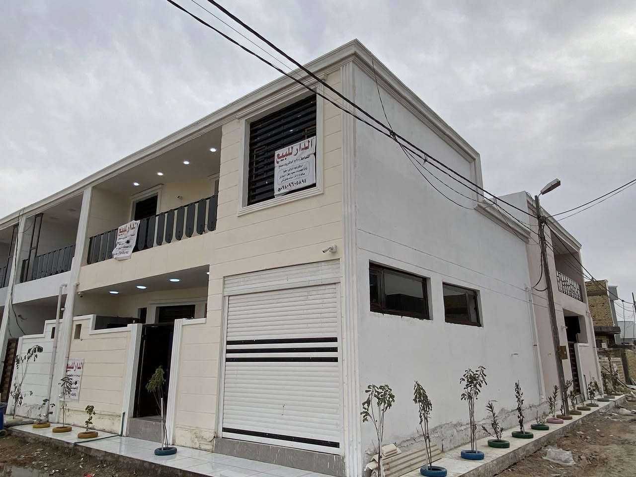 بيت زيرو صفر  بناء درجة اولى العنوان ديوانية التقية مجمع الروان طبعا بلبداية تصوير موجود من اول ترابة وطابوكة وللاخير شغل درجة اولى  شرط
المساحة 100 متر ركن  طابقين  
صالة عدد 2 
براني  +. مطبخ 
متكون من 3 مجاميع صحية
غرف نوم  عدد 2 
كراج او محل  تريدة كلشي يصير 
بوابة كهربائية تركي كاتم 
البيت كامل مكمل مابيه اي شغلة شعبي 
منظومة كامرات hikvegan
الشبابيك كاتم للصوت 
مانع ذباب  البيت فووول مواصفات 
الشراي يتواصل. ***********
 البيت احلى من الصور بهواي ***********
