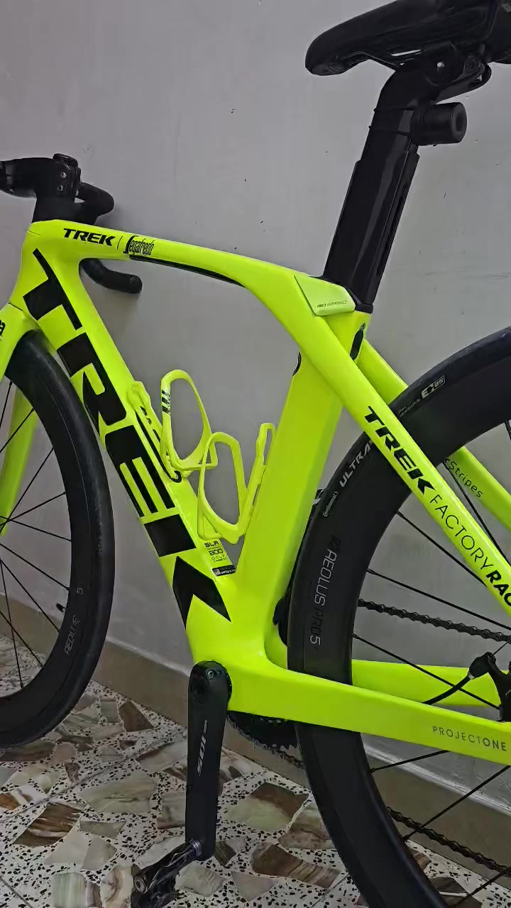 قست الدراجه طلع قياسه 58 يعني L مو 52 للتصحيح وشكرا 
السعر $1800 دولار 
بايسكل تريك ماستر كوالتي  امريكي نوع TREK madone OCLV CARBON 800  SLR 
لون مميز قياس الفريم 58 يعني L  
سستم نوع شيمانو 105 7000R
سستم اصلي بالكامل ياباني
البايك بالكامل فل كاربون 
وياله كاربون نوع بونتريكر برو 5
السرج بونتريكر 
عدد السرعات 
امامي 2 
خلفي 11
الحجز على  الخاص او الواتساب ***********
