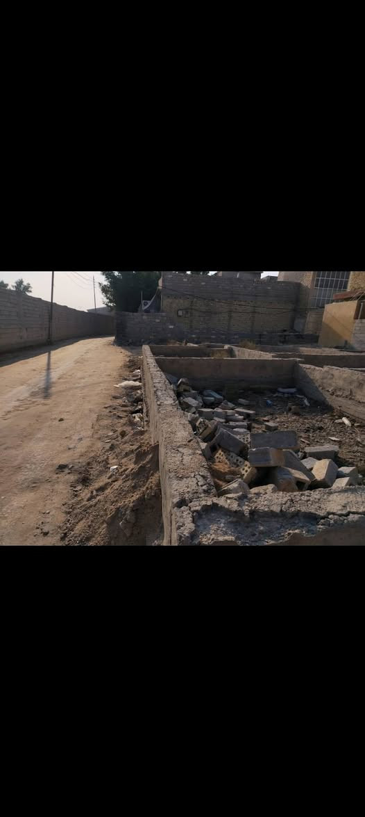 قطعه مساحه ٢٦٠متر الحر الشارع الرئيسي عن الشارع ١٠٠متر ركن الدخول علئ فرعين مضيف الامام الحسين واسكيمو او العالم الاماني الاروربي ماء مجاري كهرباء واصل الى القطعه الاستفسار الاتصال ***********
