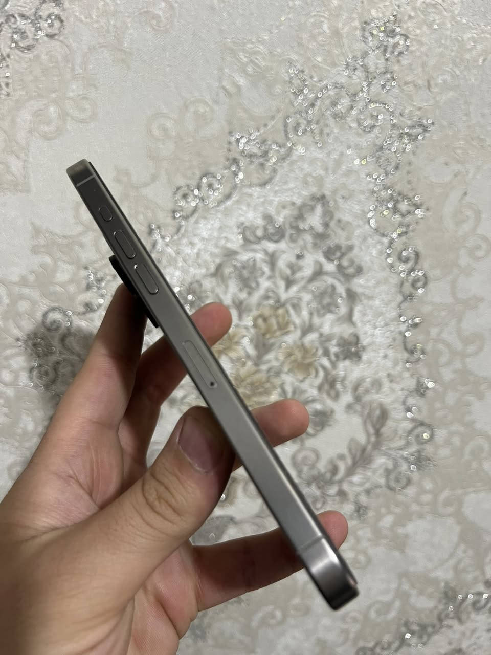 ايفون 15 برو ماكس ذاكره 256 بطاريه 88
ضمان ماستر كارتونته موجوده الجهاز نظيف وممفتوح 

بي بس هاي الضربه جوه يم قاعده الشحن 
ودكمه الصوت الي تعلي متشتغل 

التلفون صارله سنتين عندي و ع ايدي 

رايده ب 900 وبي مجال للشراي

عنواني بغداد حي اور /قرب مثلجات الملكه

للاستفسار *********** سيف
