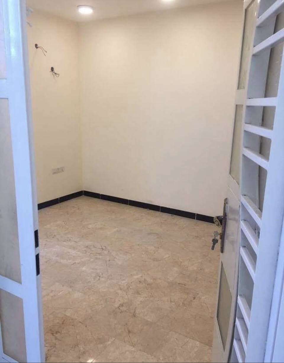 شقة سكنية ارضية  للايجار مكونة من غرفتين نوم وصالة ومطبخ وخدمات ومناور . البناية جديدة ارضيات الشقق مرمر وسقوف ثانوية  و مقياس الكهرباء و الماء و الماطور مع خزان الماء مستقل  ونظام مراقبة بالكاميرات للبناية 
يفضل للعوائل الصغيرة من سكنة المنطقة 
العنوان حي الجامعة قرب شارع 66 شارع جامع الخير 
الإيجار 700  الف شهريا 
مبلغ الدلالية فقط 50 الف 
للمزيد من المعلموات يرجى الاتصال بالرقم.       ***********
