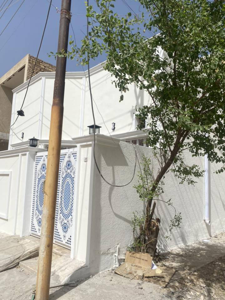 السلام عليكم
بيت للبيع      ركن زراعي   سند  ٢٥   حق التصرف
بدايه دوانم دور النفط  يبعد الف متر على بيوت النفط موضح  بالفيديو 
 المساحه ١٠٥ متر بيت مربع  ركن على فرعين 
مكانه مرتب والجيران بعد ارتب يحتوي الطابق الاول على استقبال ومطبخ  وصاله  وغرفه وصحيات والطابق الثاني صاله وغرفتين عوزهم فقط سقف  البيت عكاده بس شغل يخبل ونضيف وتجي وتشوفه

وخدمات المنطقه كامله مجاري كهرباء  ماء جديد  وتبليط عن قريب وضعو حجر الاساس عن قريب راح تتبلط

ملاحظه 🔴🔴احتمال شهر الجاي راح تتطوب هيج سمعت 

الاتصال   ***********
والشخص الي ميعرف الاسعار وميعرف بالمنطقه لا يتصل ولا يراسل ويظل يشمر كلام مو حلو
