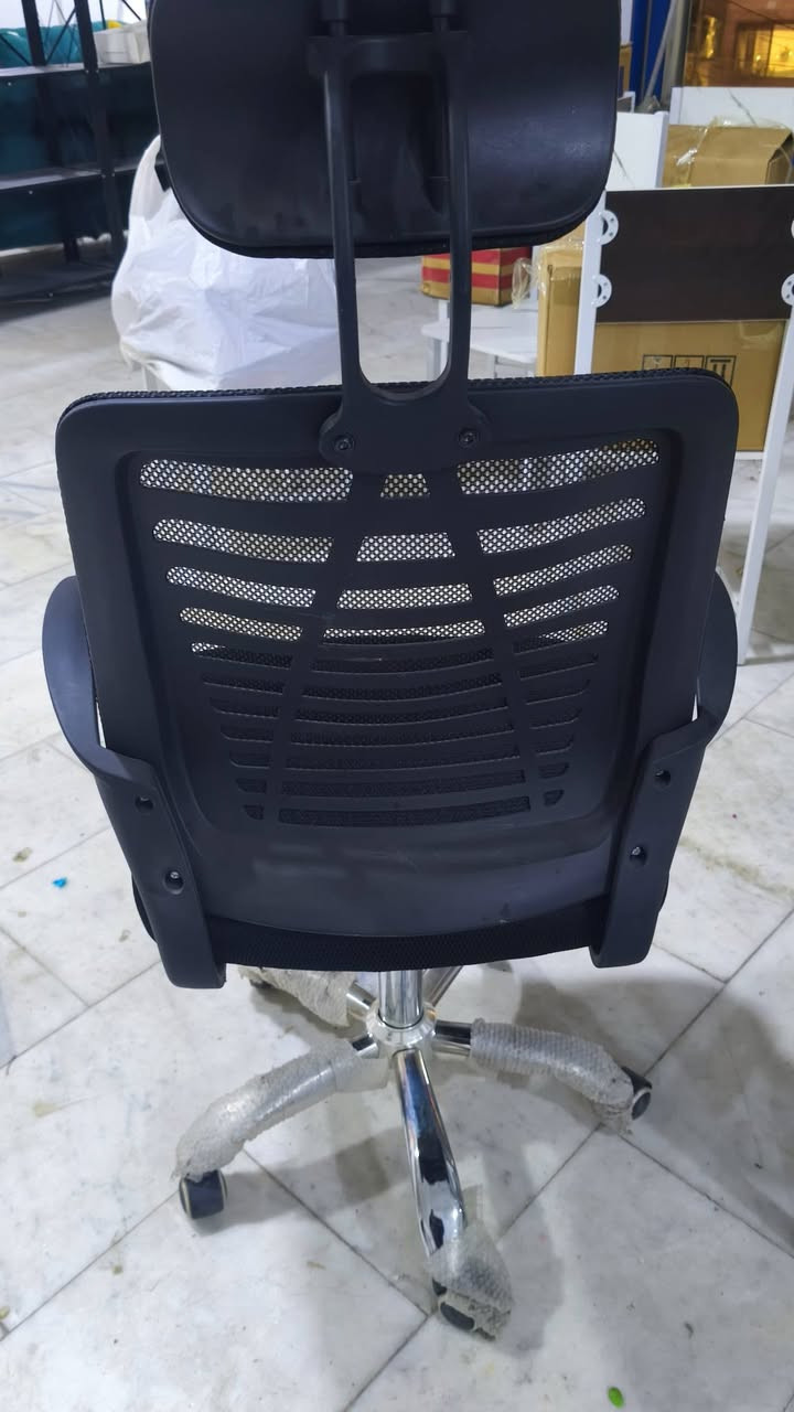 سلام عليكم 
كراسي للبيع أخو جديد وسعر مناسب جدا جدا 
الكرسي الأسود اصلي جك وجرخ جيد جداعدد 20 كرسي سعر 28 الاف 
الكرسي الأبيض حديد صيني فد شي مرتب سعرة 7 الاف 
تواصل خاص او واتساب ***********
