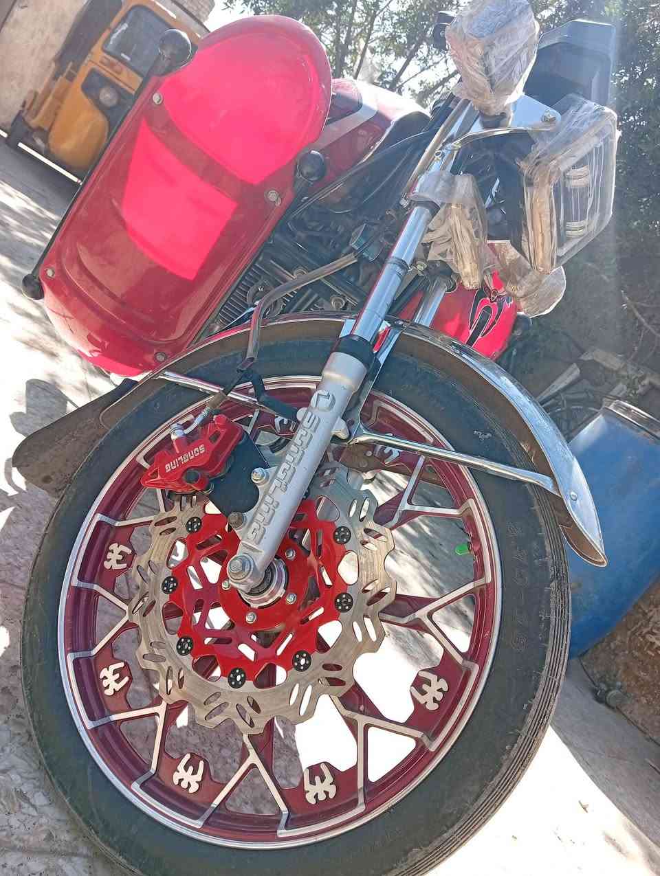 سلام عليكم
دراجه ،5گيىر موديل 25 مكينه 200cc  بصمه  تشغيل عن بعد وسلف وهندر 
صالنصه كاتم مكينه ناعمه  اشاير عدادات كامله  درع الدراجه (كفاله عامه) عده نقوصات بسيطه مثل هورن 😊
سعر 750 وبيها مجال مكان ضباط البلديات شارع الكاشي 
*********** شراي اتصل مامتواجد ع النت
