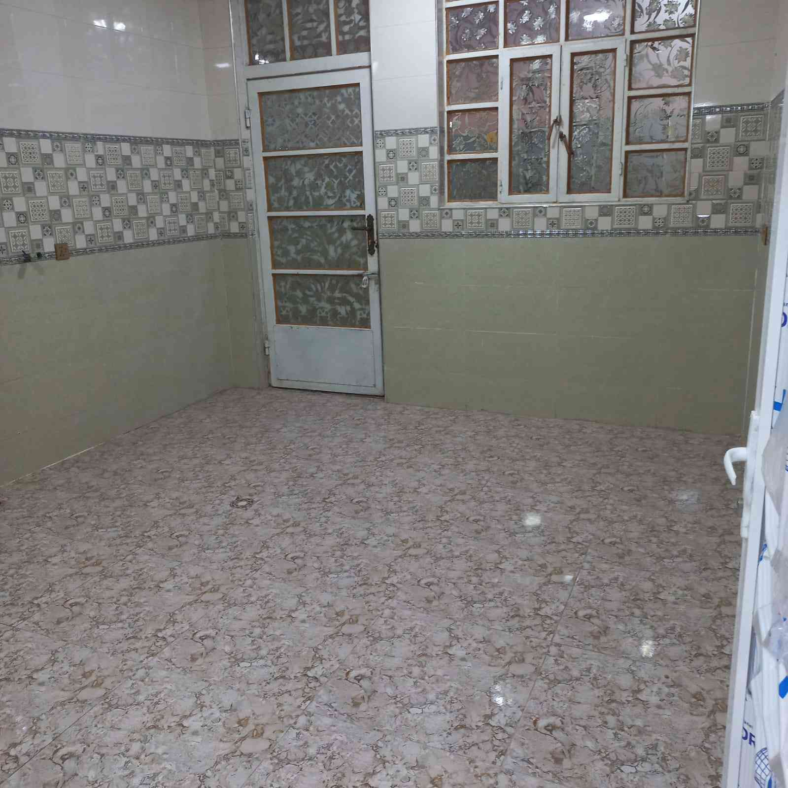 بيت لليجار الرمادي شارع 40قرب جامع الواثق البيت يحتوي ع قرفتين نوم +صاله+حمام اسويت +مطبخ+ديوانيه +كراج+البيت طابق ثاني درج خارجي وكراجه بوحد السعر 350 ‏الاستفسار عل رقم ‪‏‪************
