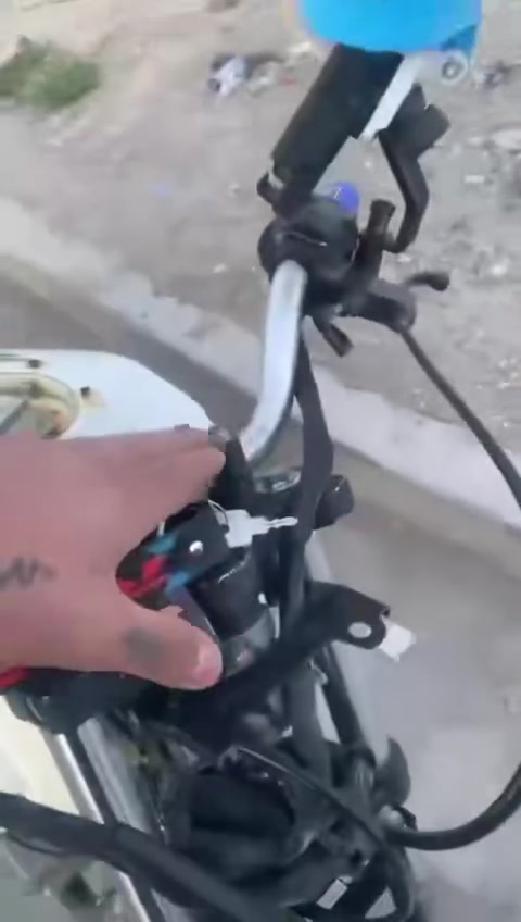 دراجه rk مرقمه تحويل مباشر مثل ما مذكور با الفيديو وبيها كم خلل بسيط الكابريتر نازل عليه بانزين ونمرات معوجه بس  دراجه نظيفه كلشي ما بيها بس احنا عافينها ما مصلحيها وهسه مستعجلين ع بيعتها رايديها ب٨٥٠ الف مكانا بغداد للتواصل خاص


**إذا كنت صاحب هذا الإعلان وتريد حذفه لأي سبب، رجاءا أرسل رسالة إلى الدعم الفني**