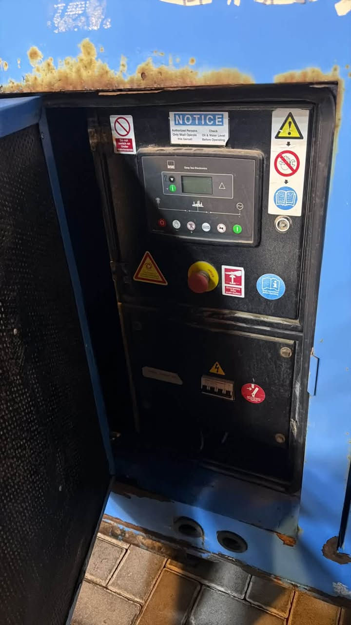 مولدة بيركنز إنكليزي اصلي 15 KV
المكينه جديده برغي ما مفتوح بيها 
عدد ساعات العمل 2000 ساعه
مكان المولدة البصره الممثل قرب الساعه 
للتواصل والاستفسار *********** 
***********
ملاحضه: مكلف بل نشر الشراي يتصل
