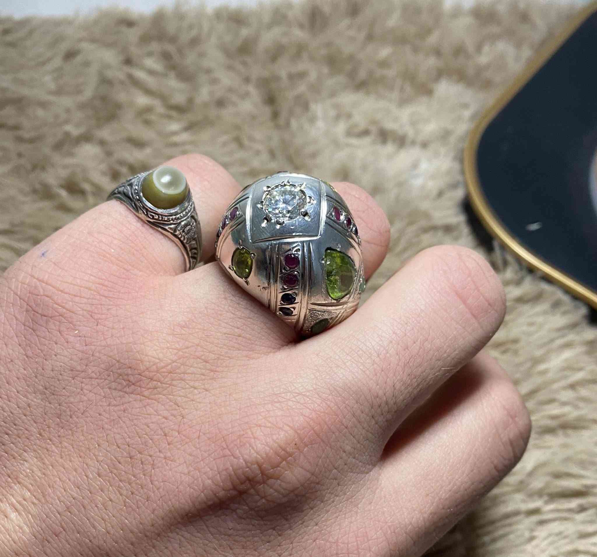 السلام عليكم خاتم ملكي جامع الاحجار وزنه 32غ مطعم ب25 حجر كريم الاحجار موزنايت روسي وزبرجد وزمرد وياقوت احمر وازرق قياس الخاتم (27 تقريبا) للبيع فقط. يوجد توصيل *********** (السعر مرتفع قليلاً)
