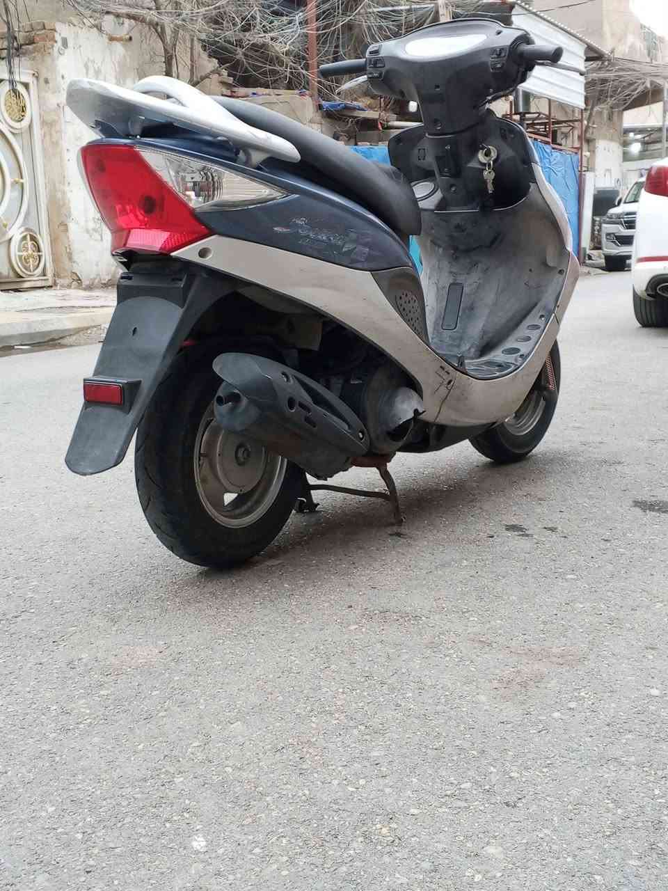 اللهم صل على محمد وال محمد
السلام عليكم 
 كامكو v2 نوزل سرعة 140 دراجة منزله رمبة على ايدي محرك مامقتوح كهربائيات كله شغالة بيه نواقص بصيطة 
الشراي يتصل وبخدمته
السعر 700 الف
***********
