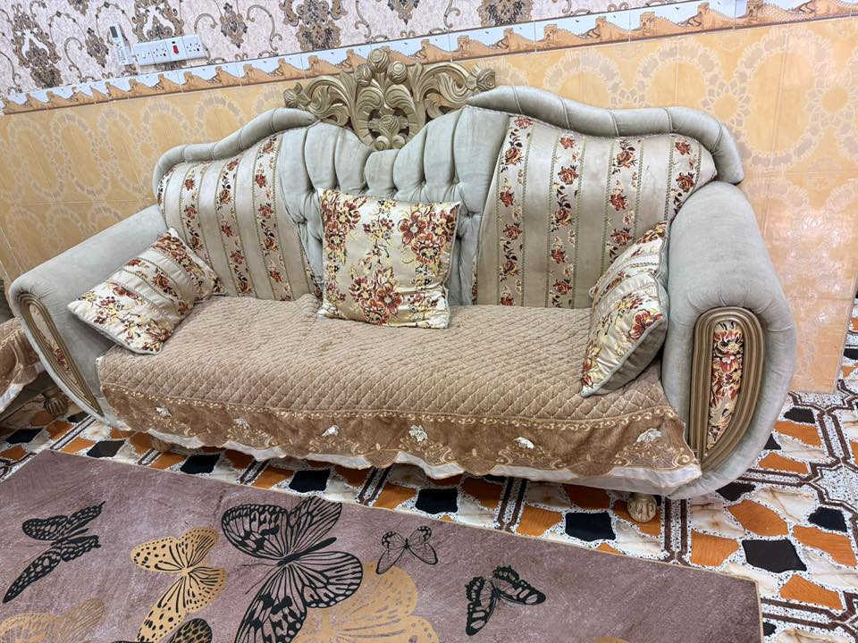 سلام عليكم
تخم ملكي يتكون من اربع قطع . يحمل عشر نفرات .تخم من سفان نظيف كلش للاستفسار الاتصال على الرقم 

***********
