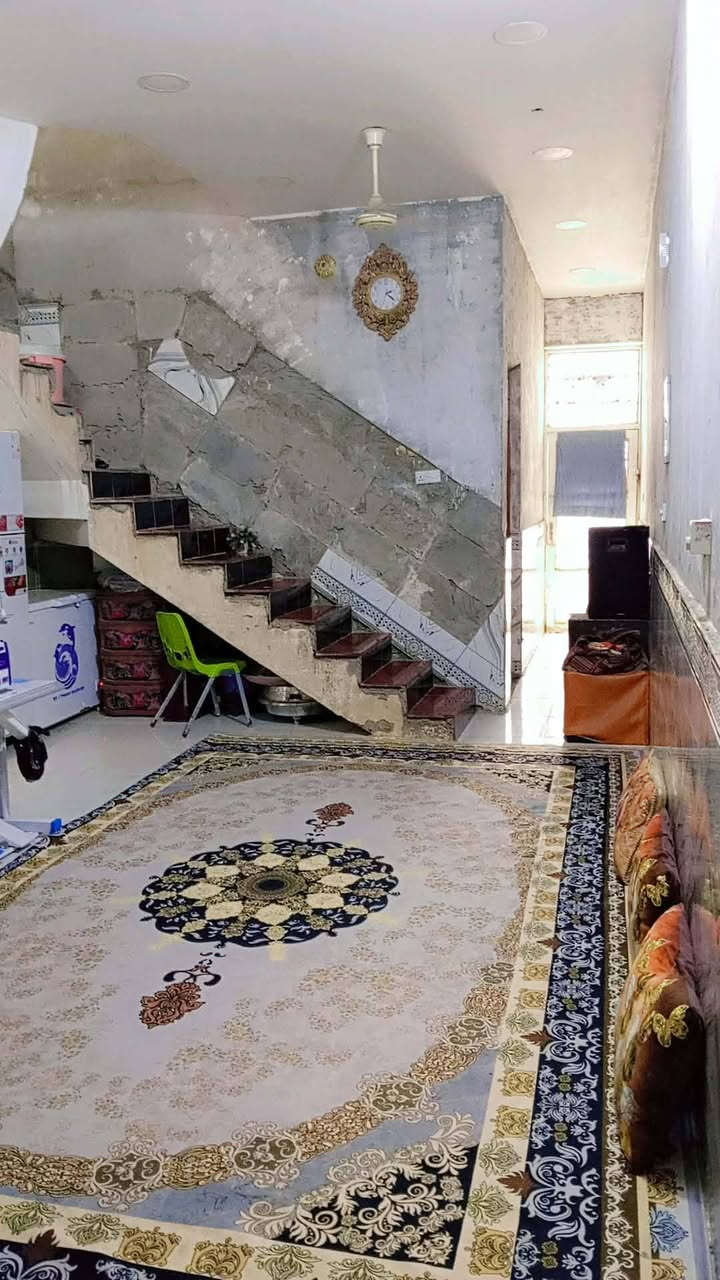 السلام عليكم بيت 100متر 5×20 بناء حديث صب السقف والارضية صب كونكريت مكانه سيد جميل بداية شارع عشرين أول فرع قريب عالشارع الجيران كلش طيبين فرع هادئ جدا أيضاً أغراض المطبخ كلهن هدية للمشتري كاونتر تفصال سعره مليون طباخ مرشحه فلتر ماء مقطورة گيزر ماطور ماء كلهن يبقن للمشتري وسعر مناسب جداً السعر 72 وبي مجال رقمي ***********
