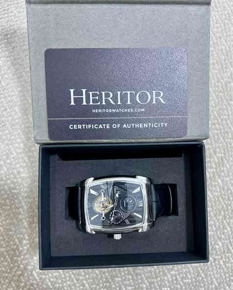 إذا تدور على ساعة تلزم اليد وتكول أناقة… فهذي هي المطلوبة!
ساعة Heritor Valentin – Automatic تصميم ملكي، حركة ناعمة، وحضور يخبل.

⸻

⭐ المواصفات
 • حركة أوتوماتيك بـ 20 جوهرة… دقّة وثبات بدون بطارية.
 • هيكل ستانلس ستيل 316L قوي وما يصدأ.
 • زجاج معدني بطبقة سافير ضد الخدش.
 • عقارب مضيّئة، خلفية شفّافة تبين مكينة الساعة.
 • حزام جلد طبيعي عالي الجودة.
 • تاريخ + طور القمر بشكل فخم جداً.
 • مقاومة ميّه 5 ATM.

⸻

📏 الحجم
 • حجم الهيكل: 38مم
 • ويه التاج: 41مم تقريباً
 • السمك: 14.5مم
 • عرض الحزام: 22مم

⸻

💰 السعر: ٥٠٠ الف 

قطعة فخمة، ناعمة بالحركة، وتنسيقها على أي لبسة يطلع روعة.

للتواصل خاص او واتس اب
*********** بغداد
