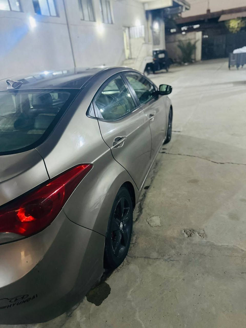 السلام وعليكم الانترا ٢٠١٢ وراد امريكي كلين بدون حادث سليمه من غرق وسرقه بيه حادث فقط بلعراق والسونار موجود تصليح بقبق الجنطه وبلباب مال صدر سياره كير مكينه مكفولات السياره ليبل واحد مكينه ١٨٠٠ دوش رقم بغداد باسمنه شرط التحويل مكان بغداد الشعب ***********
