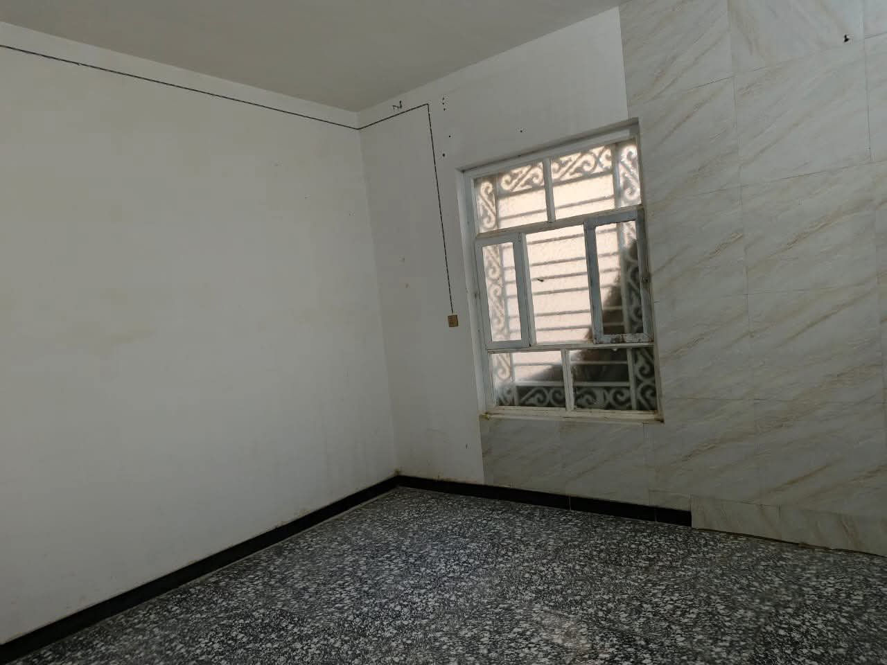 سلام عليكم اخوتي الاعزاء بيت للبيع بيت بحي الامين نزلت سيد حسين قريب ع شارع مساحتها 115نضيف جديد السعر 48وبي مجال الي يعجبة الاستفسار عن البيت يتصل بالارقام 
***********
***********
وبيكم خير وتدللون🖤
