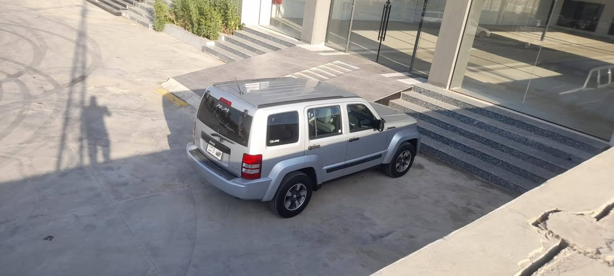 سلام عليكم جيب لبرتي موديل ٢٠٠٨ سياره كلين بدون اي حادث بعدها وضع شركه حتى محرك ما مفتوح رقمها مميز اربع أرقام رقم نينوى حتى الفور ويل شغال ماشيه ١٧٦ الف سعرها ١٢٠ بيع او مراوس هذا رقمي ***********
