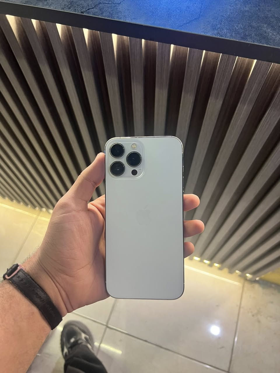 وصل القوي 13برو ماكس  بلون الابيض 🤩 ذ256 بطاريه 87 بلاد جهاز مامفتوج نضافه 1000% بطاريه 87 ما معله الامريكي الي بل سوك كله معله هاذا بلاد مال بيت سعره 700 الف مكاني نجف كوفه جهاز يموت وترر اغطه الك بل مي وانطيكيا وانطيك ضمان مده الحياة موجود فيس ورقم ***********🌹
