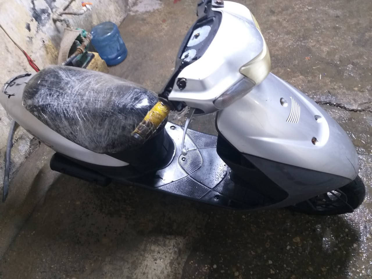 السلام عليكم دراجه للبيع ابيع كوم حديد الدراجه هسه مجفته وشغاله بس عفته 4ايام  مامشغله وهسه ماشتغلت عندي ابيع عل موجود كلشي شغال بيه العنوان كوت هاتف ***********لااثير بي واتساب ***********
