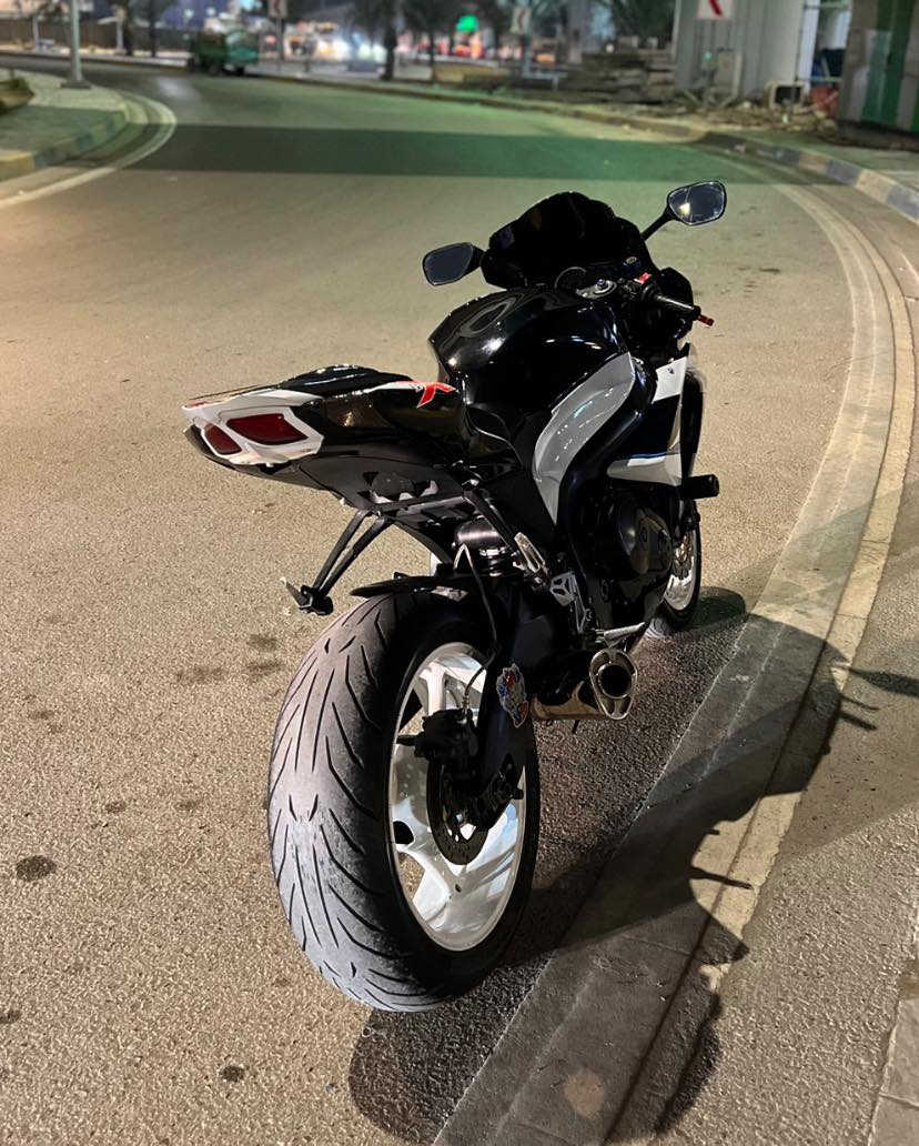 سلام  عليكم للبيع ساسوكي جكسر 1000 موديل 2014  مكفوله كير مكينه اتلث مودات سياقه شغاله  
التزويد الي بيه طنبوره كاربون1
براغي الدراجه كله مزوده 2
يدات بريك وكلج 3
فلنجات مورده4
سلايدرات جانبيات 5وبيه بعد أشياء بسيطه 
مكاني بغداد الدوره أي ستفسار على رقم ***********
