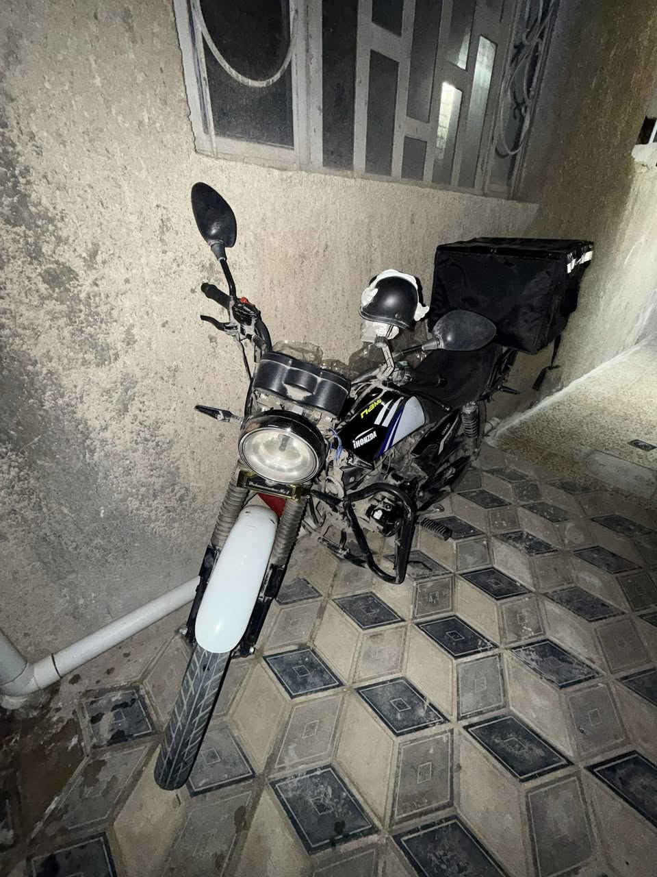 دراجة مستعملة( للبيع) ناما. للرايد يشتغل دلفري صندوگها وخوذتها وياها مكاني بغداد سعرها (مليون و600) وبيها مجال للشراي ولتحويل ثاني يوم  للاسفسار الاتصال على الرقم ***********
