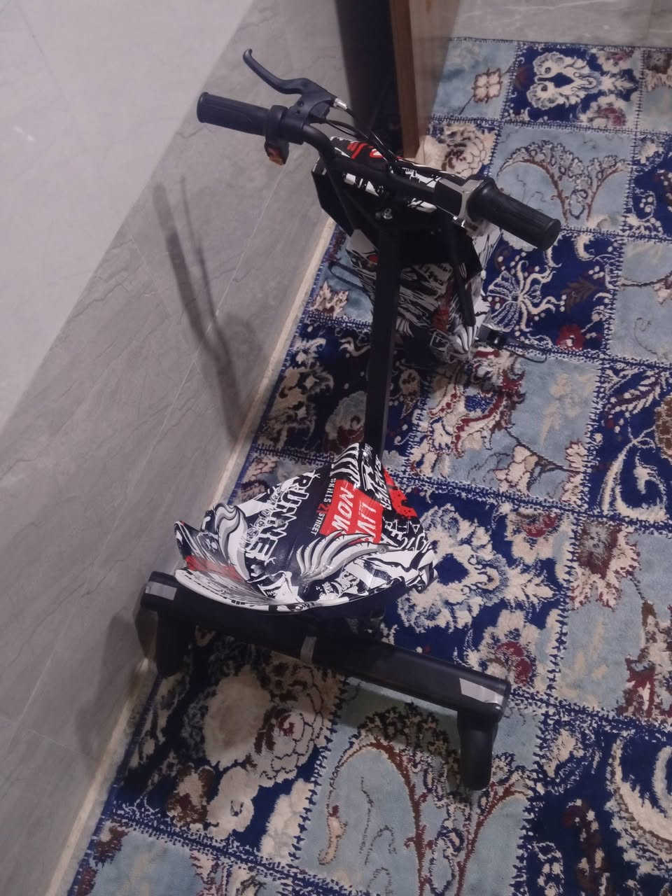 السلام عليكم 
سكوتر درفت
 بطاريات ليثيوم 
بي فقط قطعة مفلوتة يم اليدة بس مثبتة ما عليها شي 

رايده ب 120 الف قفل 
مكاني الموصل حي الحدباء عندي توصيل ايسر فقط 
رقم 
***********

