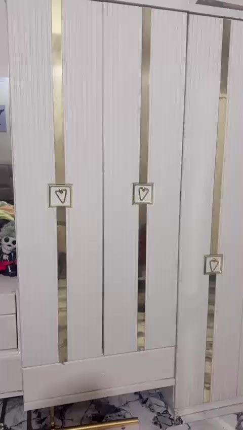 سلا عليكم غرفه تركيه للبيع 9قطع  كلشش نضيفه ممستعمله اهواي وهي الضرار كدامكم بلصور المكان بغداد البلديات 
سعر 900وبيه مجال بسيط رقم***********
