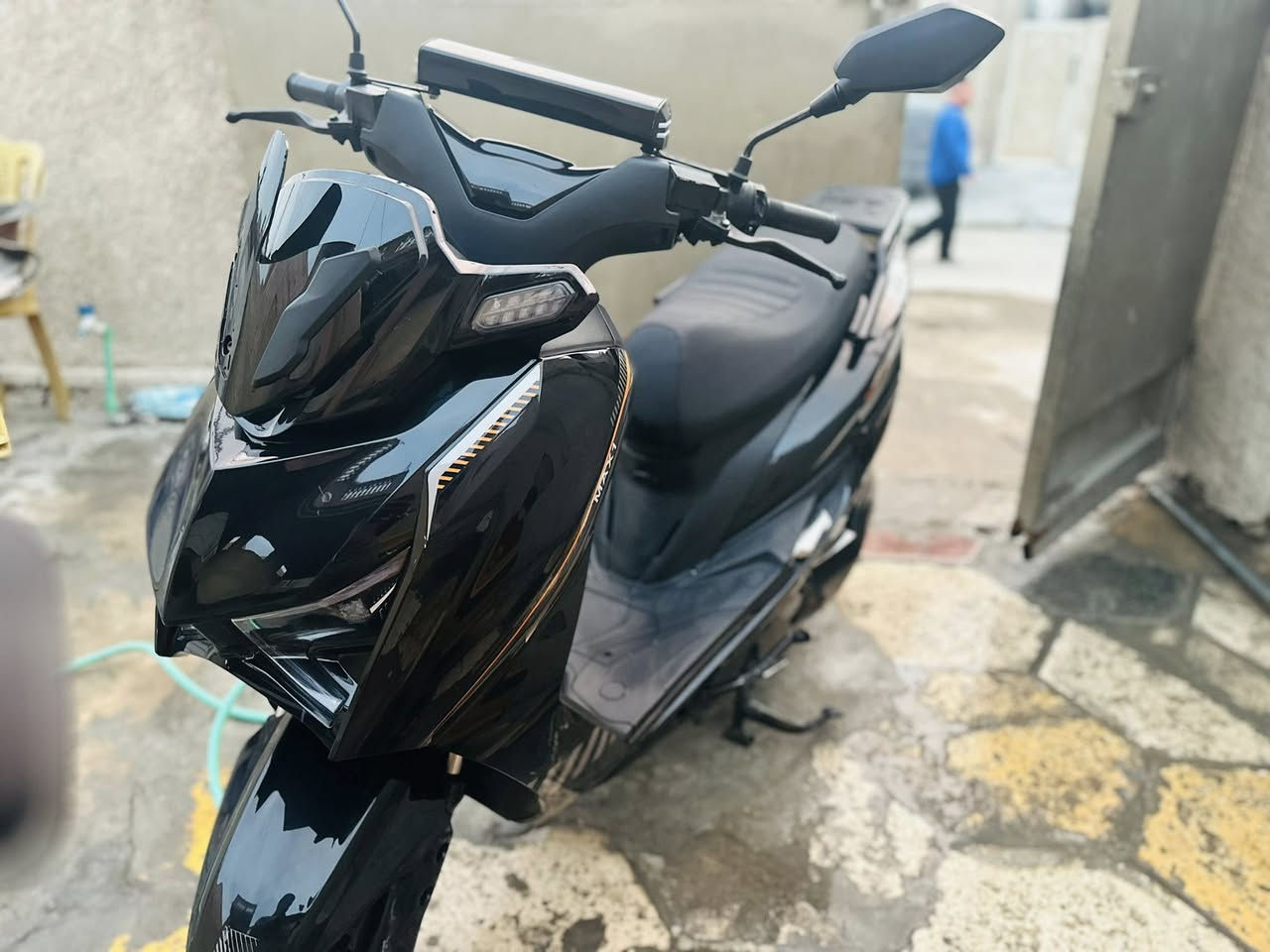 السلام عليكم
دراجه شحن موديل 2025 دراجه وكاله APO 
وشاحنته ايضاً APO دراجه مختمه بكامل من شركه APO
دراجه فقط بيه شخطين موضحات بصور صغيرات😍
بطاريته ليثيوم🔋 32امبير 72v
تمشيك 75km 🏍️🛣️
بيه نضام لبارك 🅿️ هذا نضام متمشي دراجه اله دوس بريك
لايت عالي وناصي مع لايت ذكي يتغير عن طريق  لهاتف باي لون يعجبك  واشاير يمين ويسار ودبل إشارة ومثبت سرعه
ودكمه تبديل نمر  وصندوق الذي توجد فيه بطاريه فيه مساحه تخزين واسعه مع جنطه خلفيه موجوده ﺑـس شايله أني وسماعه بلوتوث وشاحن منفذ usp و تايبسي
وسرعه دراجه 100 بشاشه
لحقيقي مالته اني قايسه بيدي 85 تمشي واني وزني88
لملف مالته 2500حقيقي 
دراجه يجي بيه تشغيل عن بـعد وياه مفاتيح ثنين تشغيل ومفاتيح ثنين لجنطه لخلفيه اني شايله وكرتين NFC لتشغيل دراجة وبصمتين لتشغيل دراجة
دراجه قبل 5اشهر مشتريه بعده جديده ولوصل موجود مشتريه من معرض حسن وحسين gt شعار الأسد 🦁
وسعره مناسب 🔥
لتواصل 📞 ***********
العنوان بغداد البياع الشرطه الرابعه 📍
