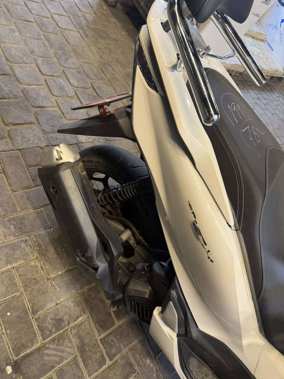 سلام عليكم 
دراجه pcx للبيع مكفوله اي نقص مابيها 
بغداد حي جميله 
***********
ممتوجد خاص اتصل وتدلل 
سعر 17$ونص وبيها مجال بصيط
