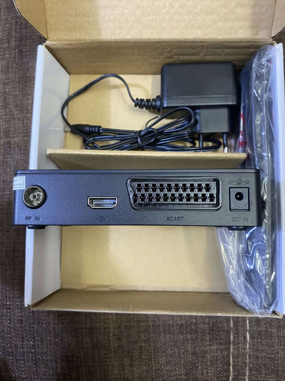 ستلايت جهاز فك تشفير رقمي أرضي (DVB-T2).
دعم HEVC Main10: يدعم معيار ضغط الفيديو عالي الكفاءة (HEVC) Main10، مما يضمن التوافق مع البث الحديث.
مشغل وسائط USB: يمكن استخدامه كمشغل وسائط لتشغيل الملفات عبر منفذ USB.
مسح تلقائي (Autoscan): يتميز بوظيفة المسح التلقائي للبحث عن القنوات الجديدة بسهولة.
تقنية Dolby: يدعم تقنية Dolby للصوت.
منافذ التوصيل:
منفذ HDMI™ للتوصيل بالتلفزيون.
منفذ USB.

السعر 15 🤍🌸


**إذا كنت صاحب هذا الإعلان وتريد حذفه لأي سبب، رجاءا أرسل رسالة إلى الدعم الفني**