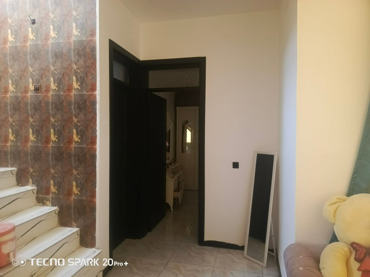 السلام عليكم
بيت للبيع طابو زراعي سند ٢٥ 
مساحته ٢٠٠م  يتكون من طابقين 

الطابق الأول : غرفتين -مطبخ -هول-ستقابل -كراج سيارات مع حديقه خارجيه صحيات داخليه وخارجيه 

الطابق الثاني :غرفتين وصحيات
  
موقعه :ورديه شارع ٣٠ مقابل مستشفى الكفيل 

للتواصل : ***********
