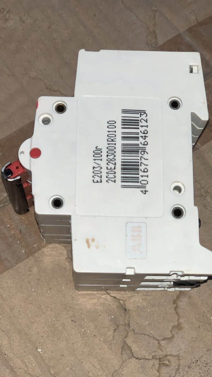 منجر ABB مال باله 100 أمبير
سعر قطعة خمستالاف فقط 
بغداد***********
