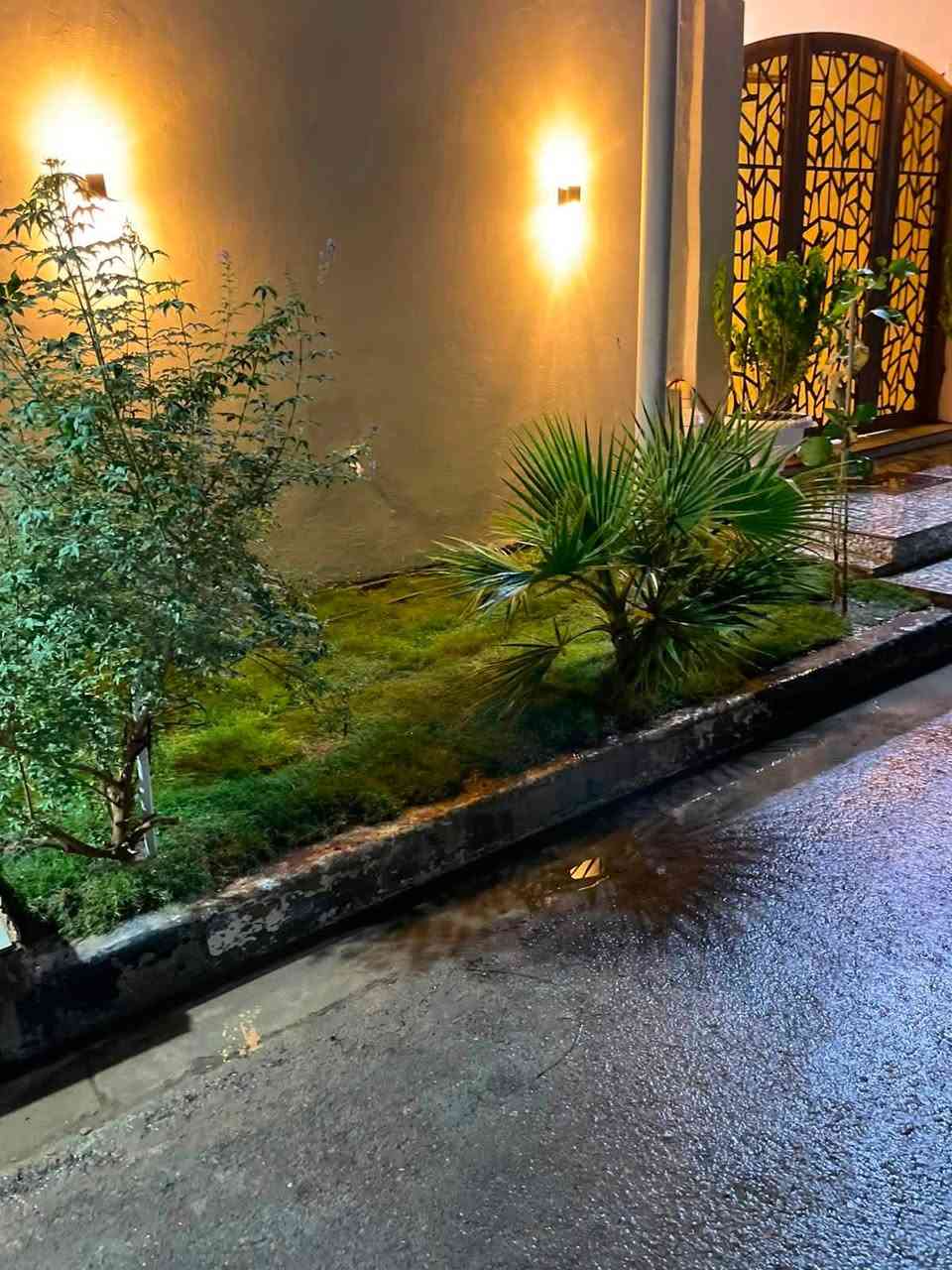 سلام عليكم بيت طابو صرف البيع البصره تنومه الاكوات الثانيه البيت يحتوي عله غرفتين نوم وصاله وديوانيه وصحيات داخليه وخارجيه 140متر بناء البيت فرمستون مرتب البيت حلو باقي التفاصيل راسلني وبخدمتك رقم الهاتف ***********السعر 185 وقابل لتفاوض البت طابق واحدوستاره فقط
