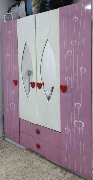 للبيع غرفه نفر متكونه من ٤ قطع نظيفه بس بيها كم شخط و بسعر 250 و بيها مجال للتواصل على الماسنجر او الواتساب على الرقم ***********
