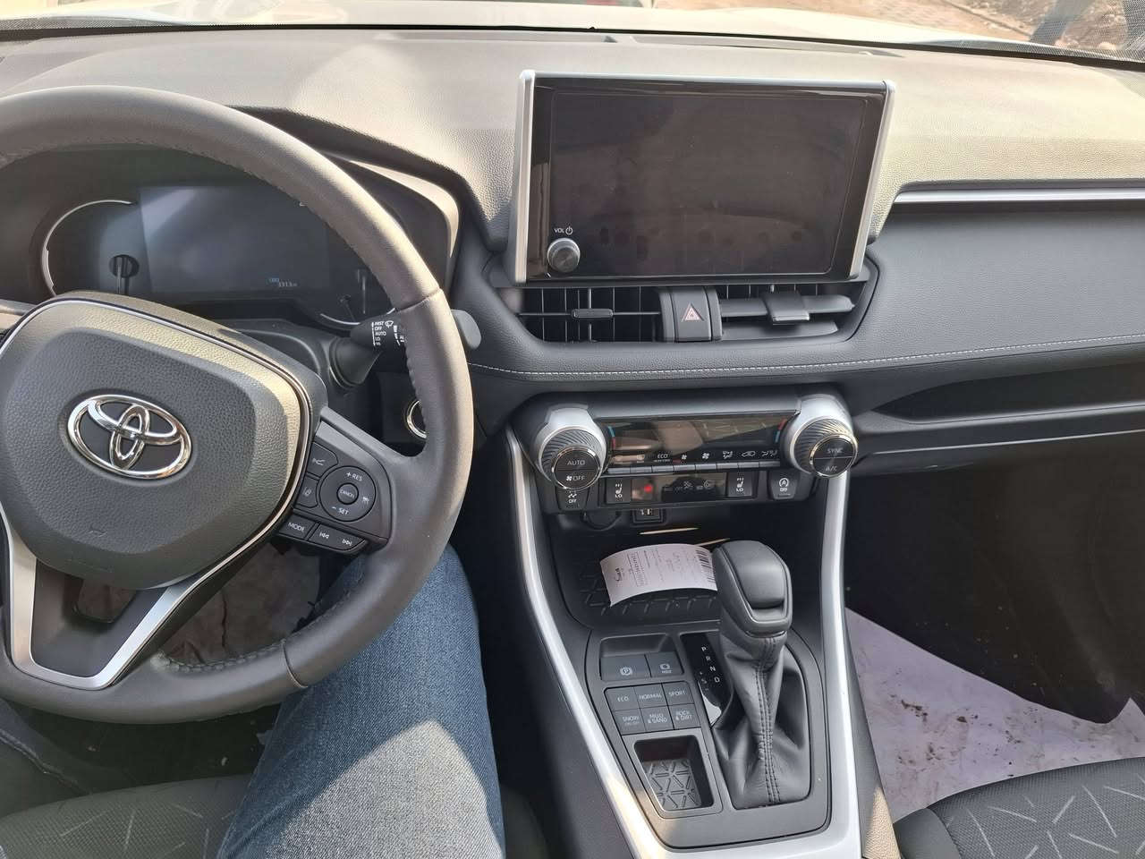 راف فور ٢٠٢٤ وارد امريكي بانزين
فئة / XLE
رقم اربيل
فول مواصفات ماعدا الفتحة و الكشنات الجلد 
ماشية/ 3 الاف يعني زيرو 
حادثها/ طرف جاملغ الخلفي الايمن مع طرف صندوق مصلح راجع بلادي 
علامة تويوتا السودة المرغوبه سيارة جديده زيرو بحالة الوكاله 
السعر /270
للاتصال/***********
