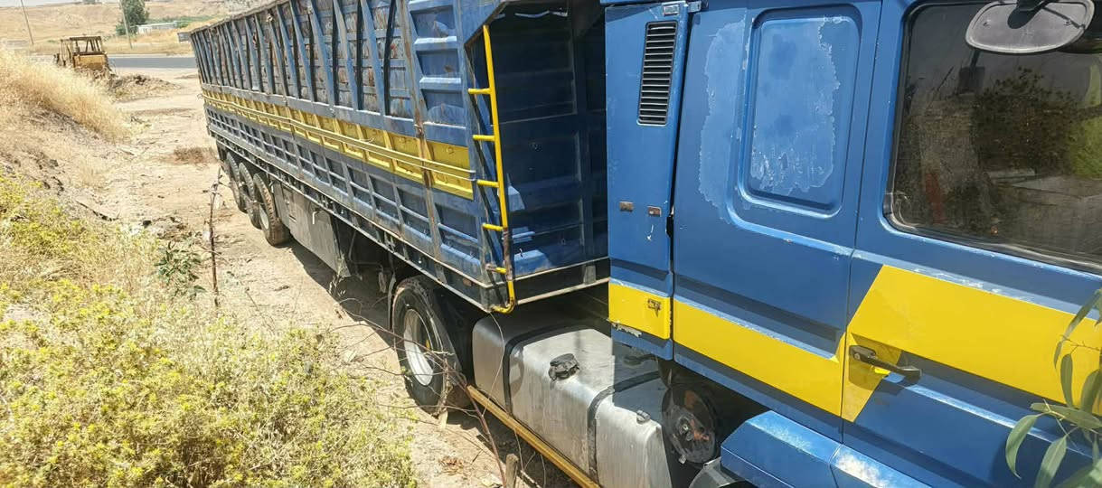 السلام عليكم سكانيا للبيع بطه موديل 95 تحيات عربان 11 ماكينه 43 فحمي جير 900 طقم تايه جواها السعر دفتر 190  شرطه تحويل رقم  ***********
