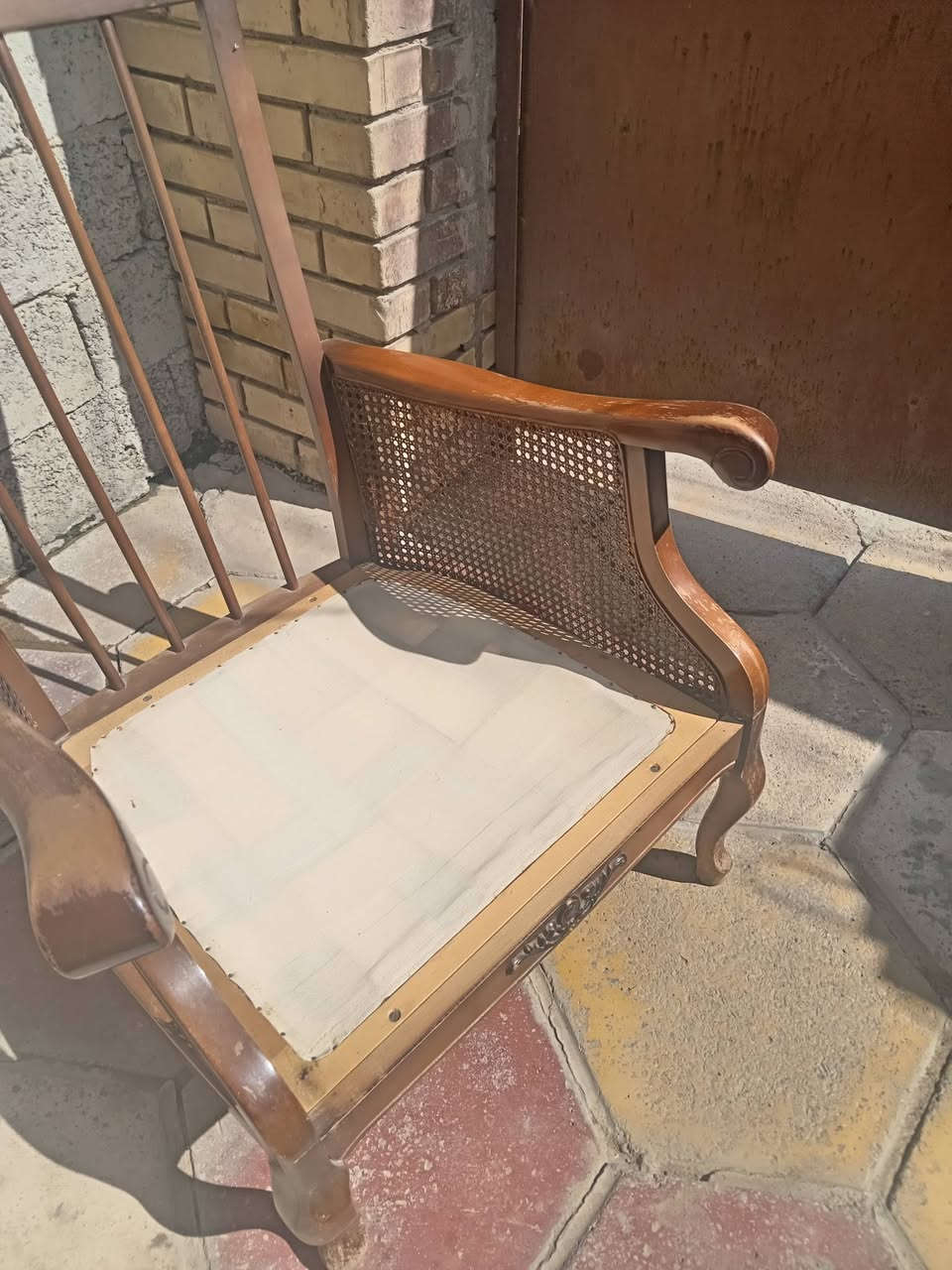 السلام عليكم.
من رخصة الادمن. بيع تخم انتيكة خشب زان ثقيل اصلي السعر 200 الف. العنوان الزعفرانية. الاتصال على ***********
