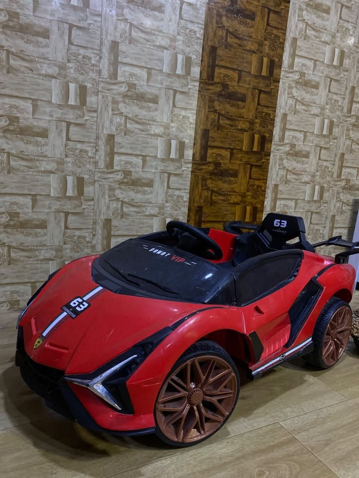 سلام عليكم عندي سياره  اطفال باله اوربي كلش اصليه تخبل اشتريتها ب ٩٩ اريدها ٦٥ وبيها مجال قليل كلش سبب البيع ابني مايعرف يدوس البانزين بعده صغير . شاحنتها وبطاريتها جدد موجودات وياها لسياره زلغ مابيها جديده 
مكاني البصره الموفقيه
***********
