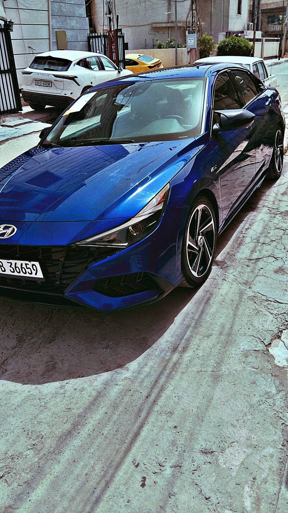 السيارة للبيع هي هونداي إلنترا بلون أزرق لامع وجميل. تعتبر من السيارات الاقتصادية والتي تتميز بتصميمها العصري والجذاب، بالإضافة إلى أداءها الجيد في استهلاك الوقود. السيارة بحالة ممتازة وخالية من الأضرار.