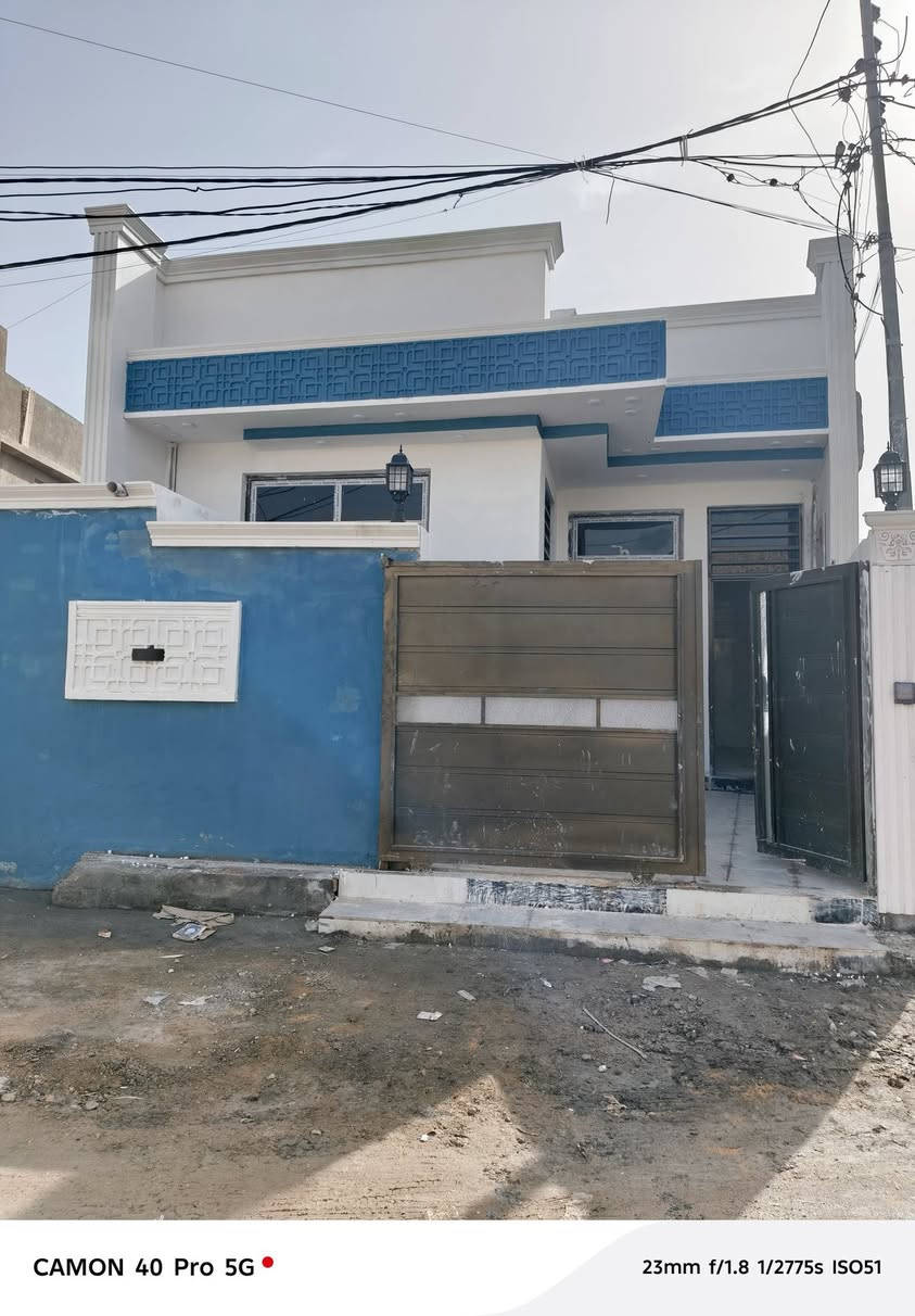 السلام عليكم 🏚️
🏠دار للبيــــــــــع    طابو زراعي سند ٢٥
فـٓــــي   
محيزم  ٤ / شارع العلويه شريفه الجديد

يبعد عن شارع العلوية ٨٠ متر 

____________
المساحه ١٧٠ متر 

زيرو استلام مباشر 

________________
🧱تفــاصيــل 
غرفـــــ عــدد ٣وصالــــــــــة وهـــــــــــول ومطبــــــــخ  ومجـمــــــــع صحــــــــيات  داخليـــــة  وخارجيـه ومنــــور 

___
__________ 
 💲متوفر كافه الخدمات / /  /ماء/ كهرباء/ انترنيت ضوئي
_______________
مـراسلـه الــصفحه او زيـاره     #مكتــــــ ب القمه للعقار
#الكائــــــــــن
فـــي شارع ٨٠ شارع العلويه شريفه الجديد  ___________________________________
📲***********
________________________________
