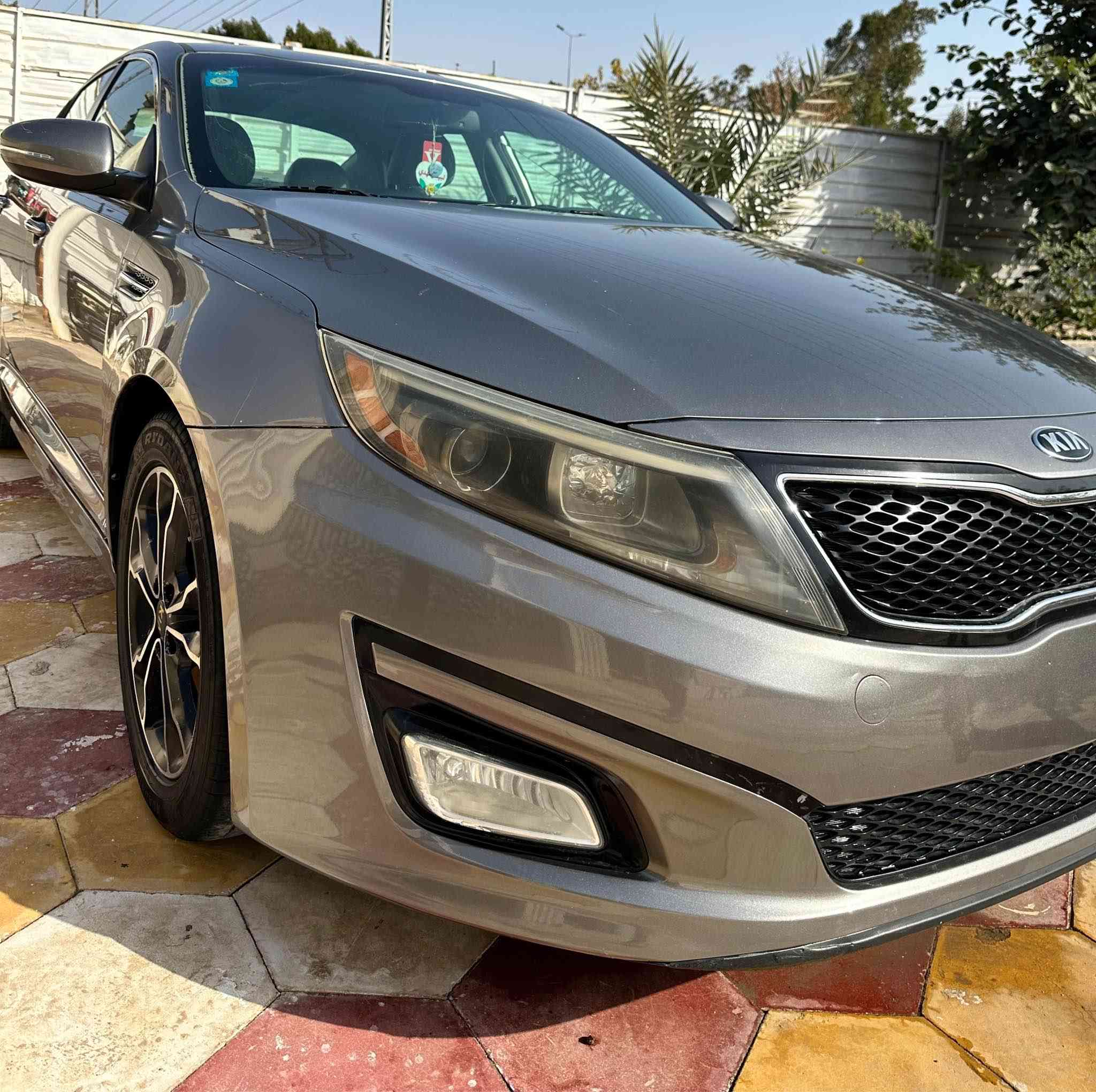 اوبتيما 2015 وراد امريكي فئة EX 
السياره داخله كلين ومكفوله كفاله عامه 
فقط بيها بارد بالهلال بالجاملغ الخلفي والدعاميه الاماميه مبدلها كصه حاويه اصليه اثر حادث بسيط عندي الصوره والدعاميه الخلفيه بيها صبغ اثر شخوط وهم عدي الصور قبلومأشرها بالصور 
السياره جاهزه ماتخسر عليها كلشي كله جديد . كير محرك كهربائيات صدر امام وخلفي جديد باتري جديد تبريد منظومه جديده اصليه مال وكاله تايرات نضيفه دواخلها نظيفه . جانيها صار تقريبا سنتين 

السعر 130 ورقه وبيها مجال بسيط 
العنوان | الديوانيه 
***********
*********** آفاق, القادسية
